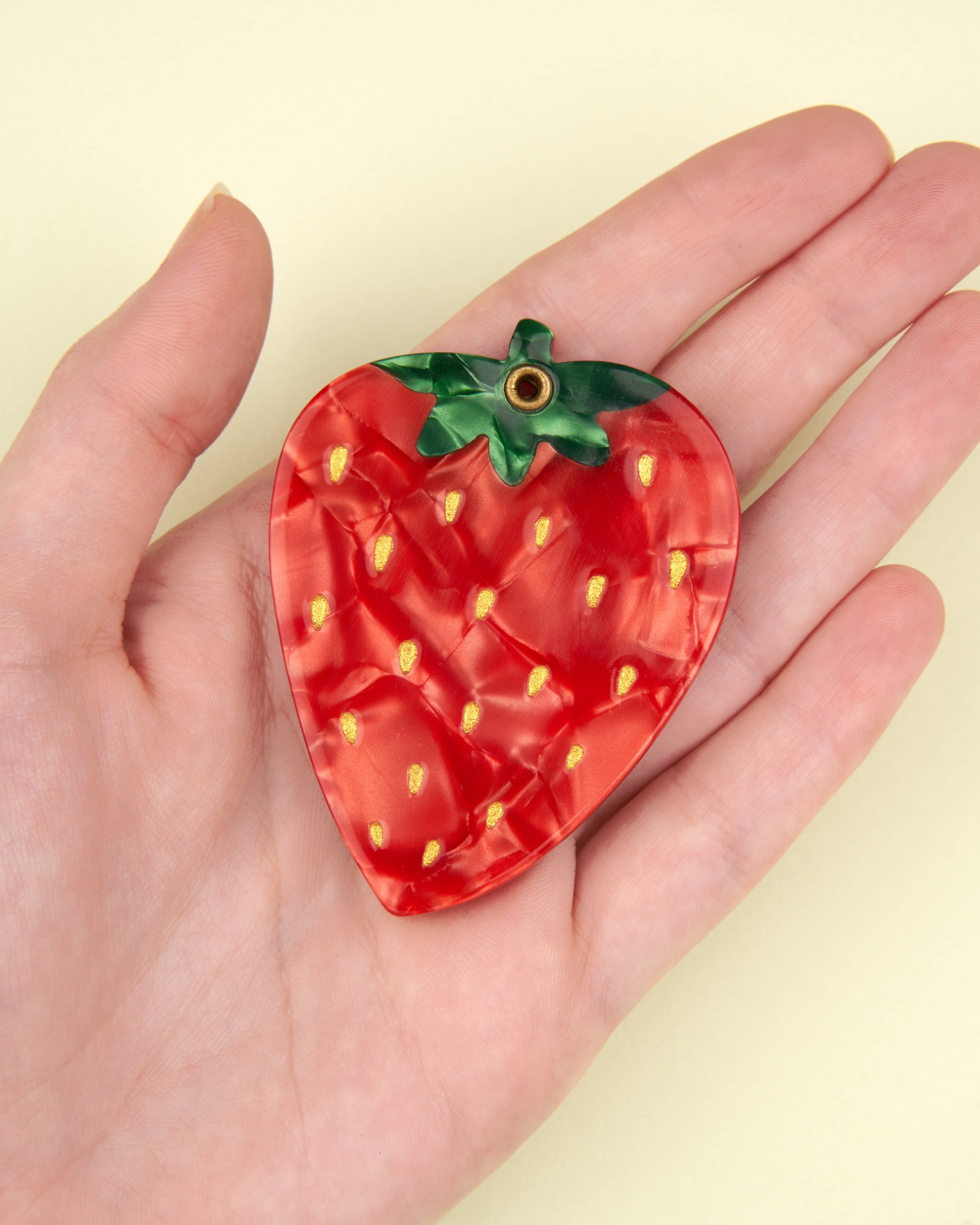 Charm para el bolso de espejo fresa de acetato