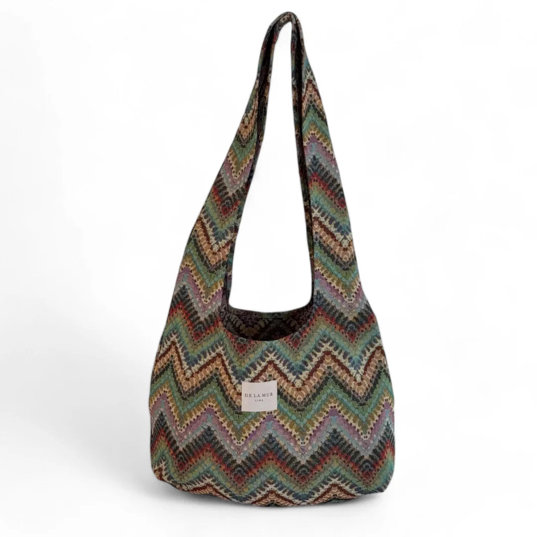 Bolso ovalado con estampado zigzag multicolor en tejido jacquard, vista frontal.