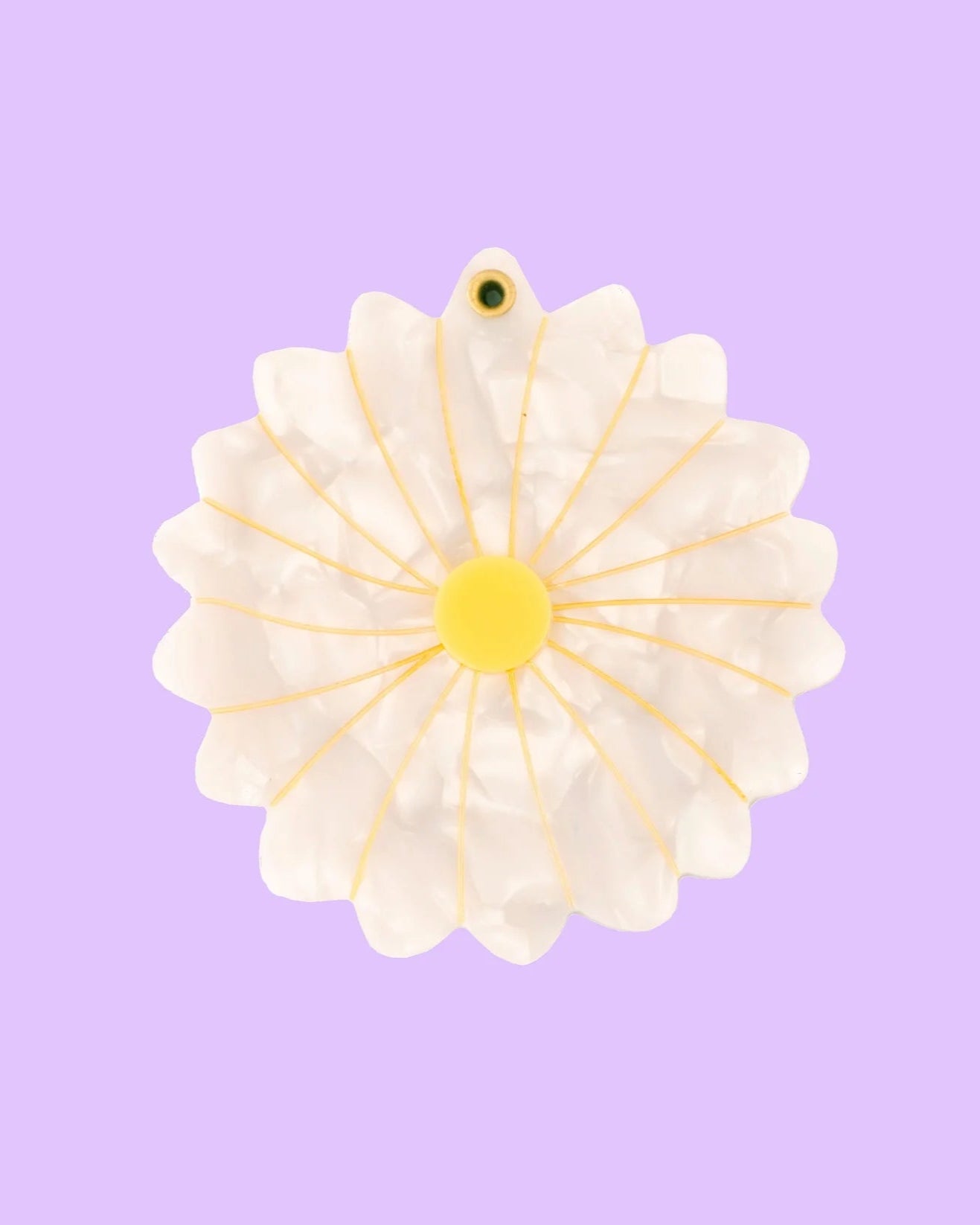 Espejo margarita con fondo lila, detalle de los pétalos y centro amarillo