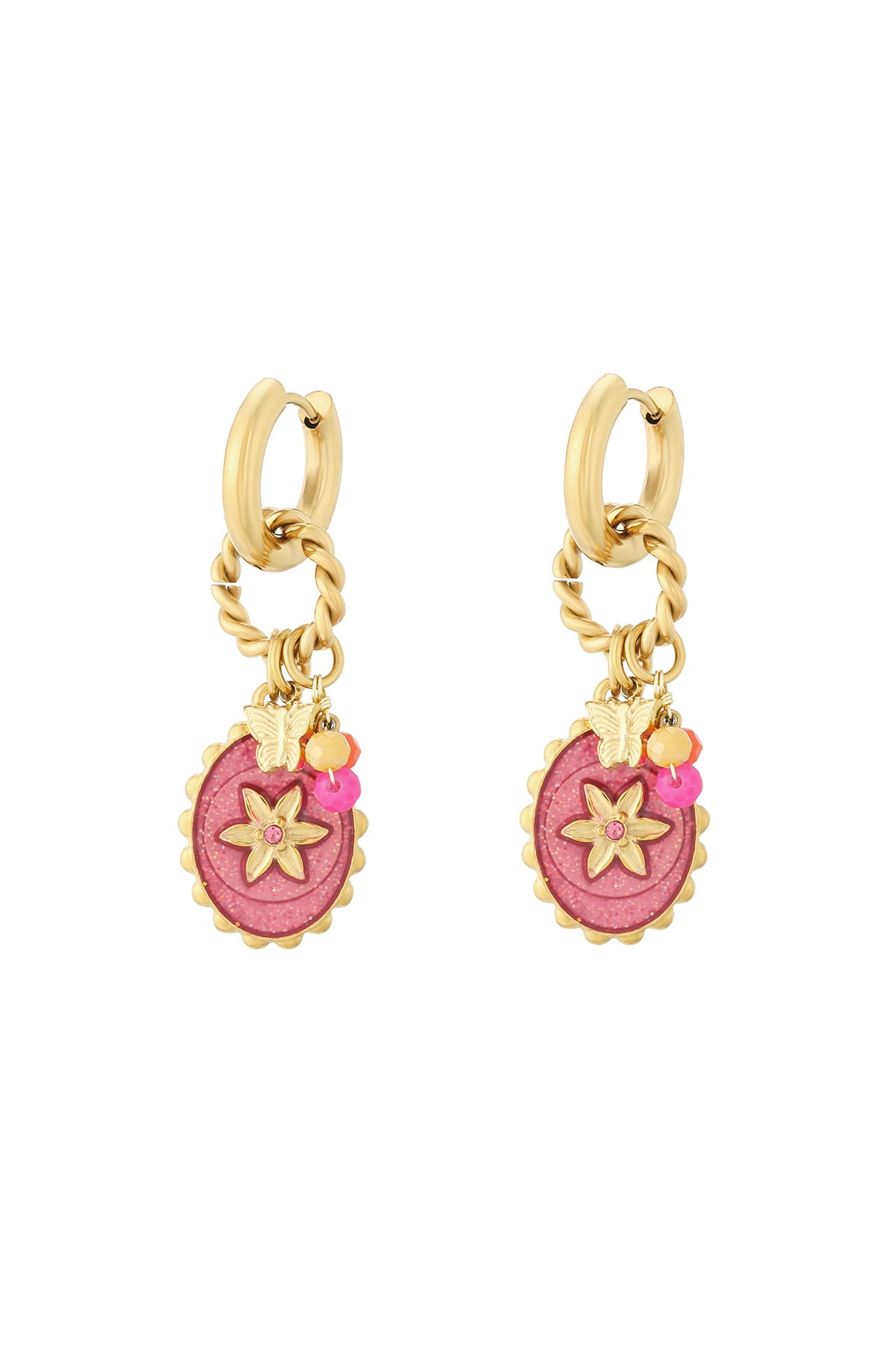 Pendientes dorados con colgante floral rosa y abalorios de colores, vista frontal.