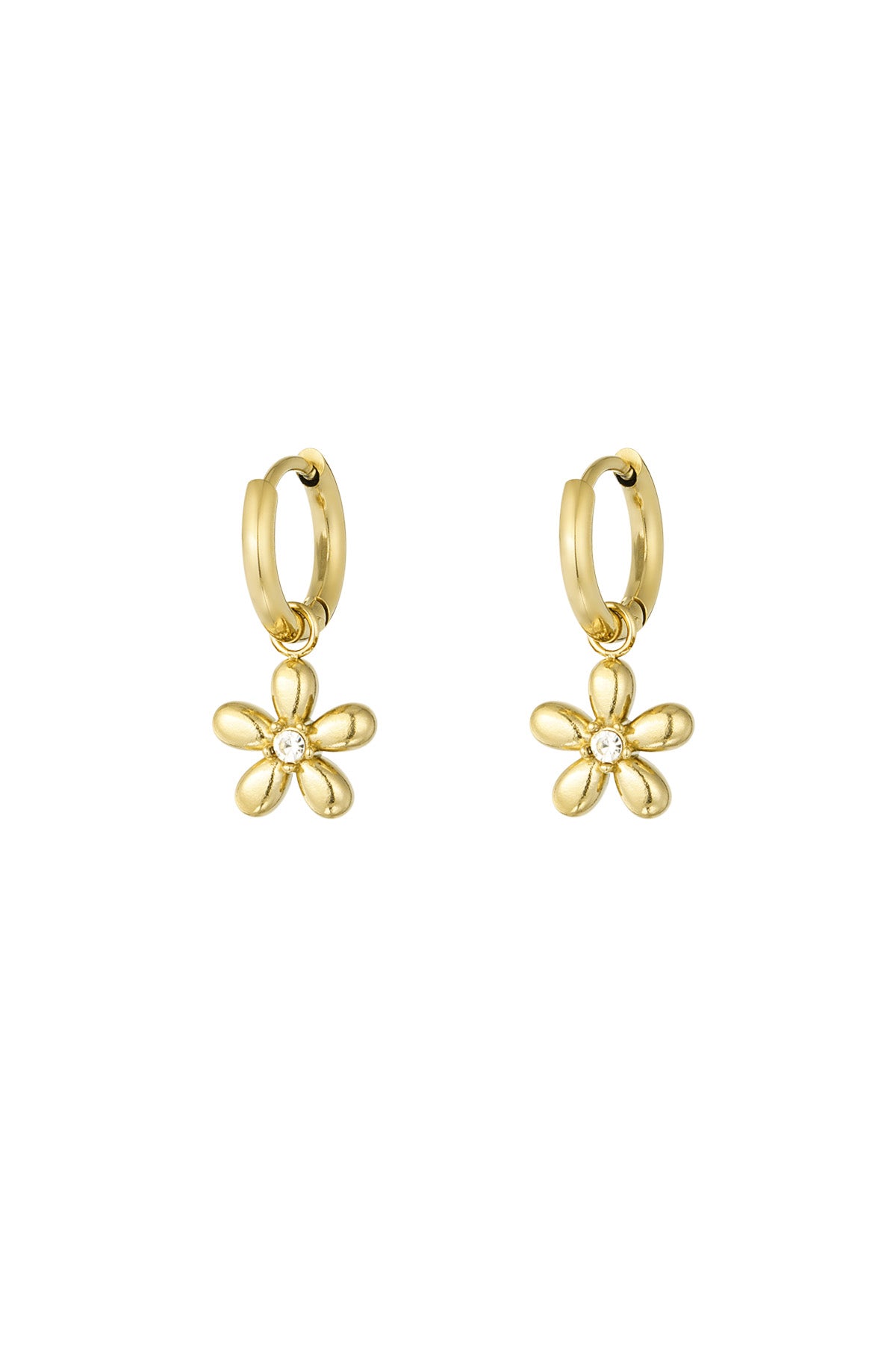 Detalle de pendientes pequeños de aro con charm de flor dorada y piedra brillante