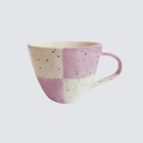 Taza cuadros blanco y violeta