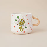 Taza serpiente y estrellas