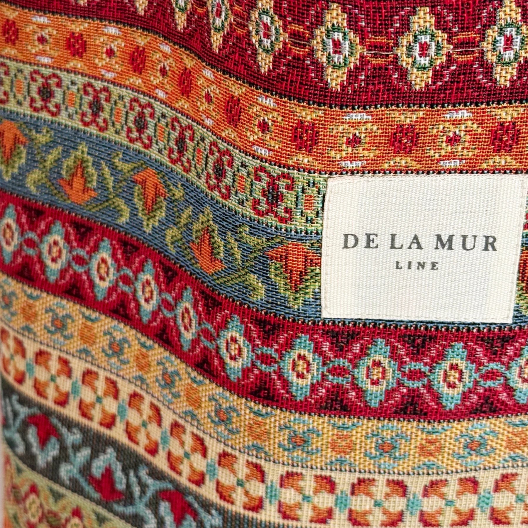 etalle del estampado geométrico multicolor y etiqueta De La Mur.