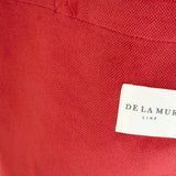 Detalle del tejido de terciopelo granate y etiqueta frontal de la marca De La Mur