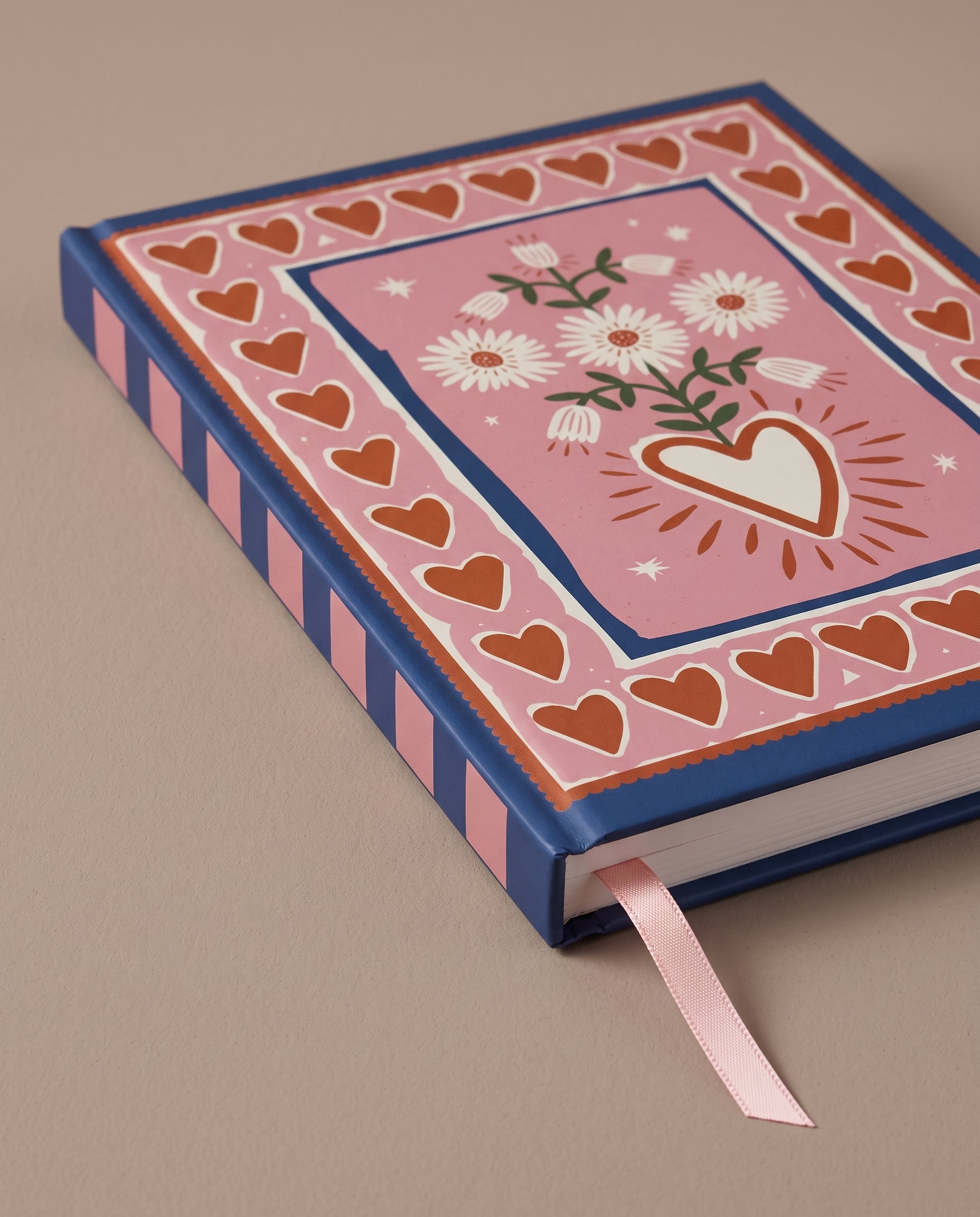 Cuaderno con ilustración - Corazones