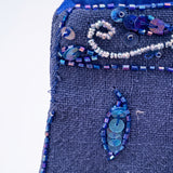 bolso-vintage-azul-lentejuelas-detalle-desgaste