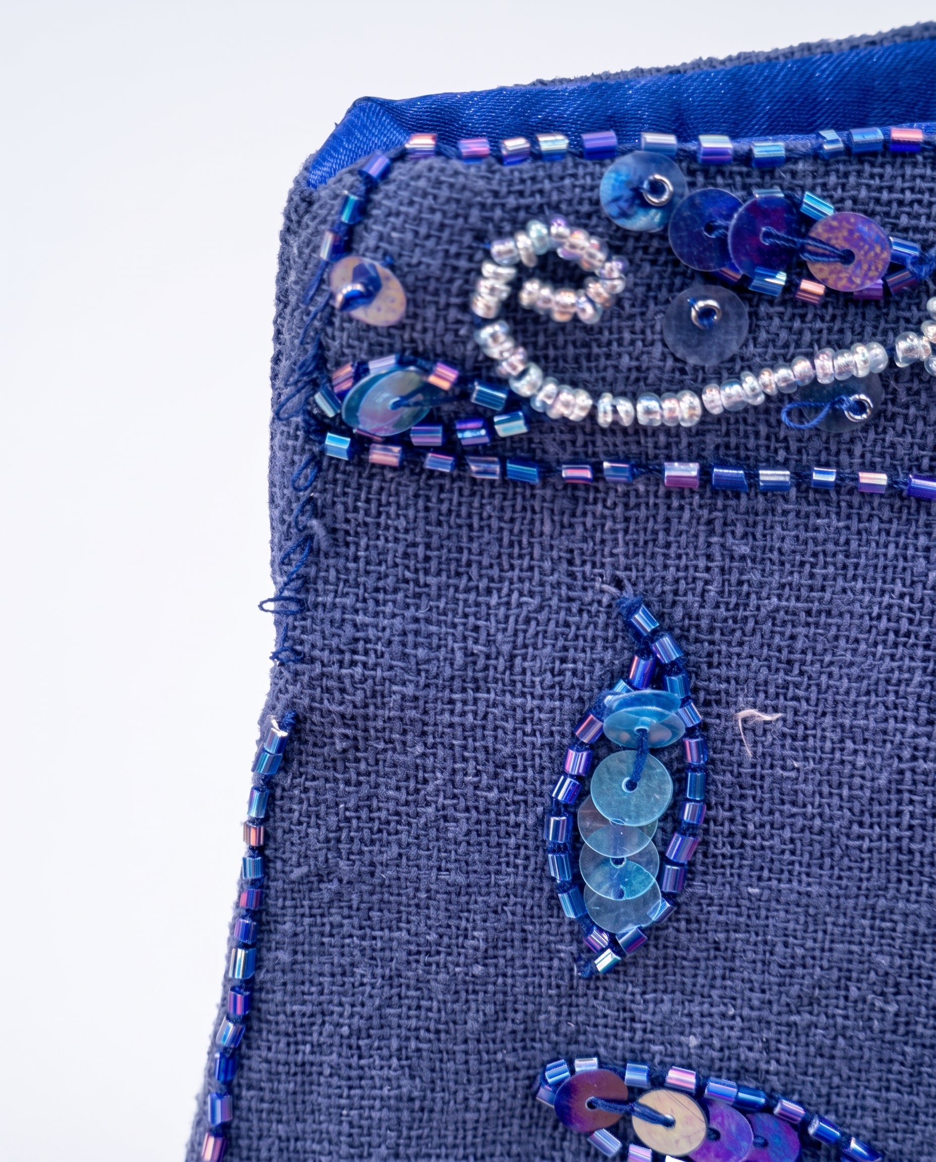 bolso-vintage-azul-lentejuelas-detalle-desgaste