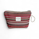 Neceser grande de jacquard con rayas multicolor y etiqueta De La Mur, vista frontal.