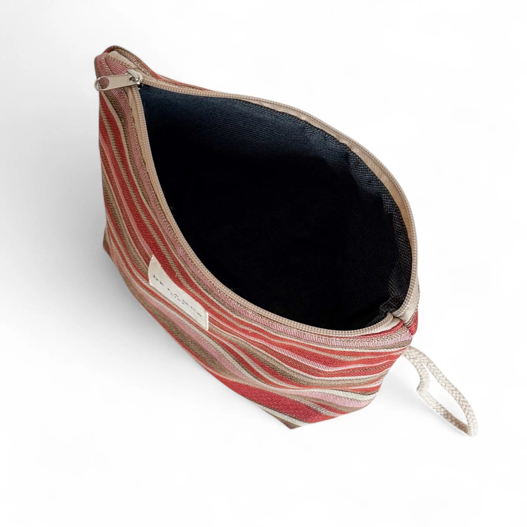 Interior del neceser grande de jacquard forrado en color gris.