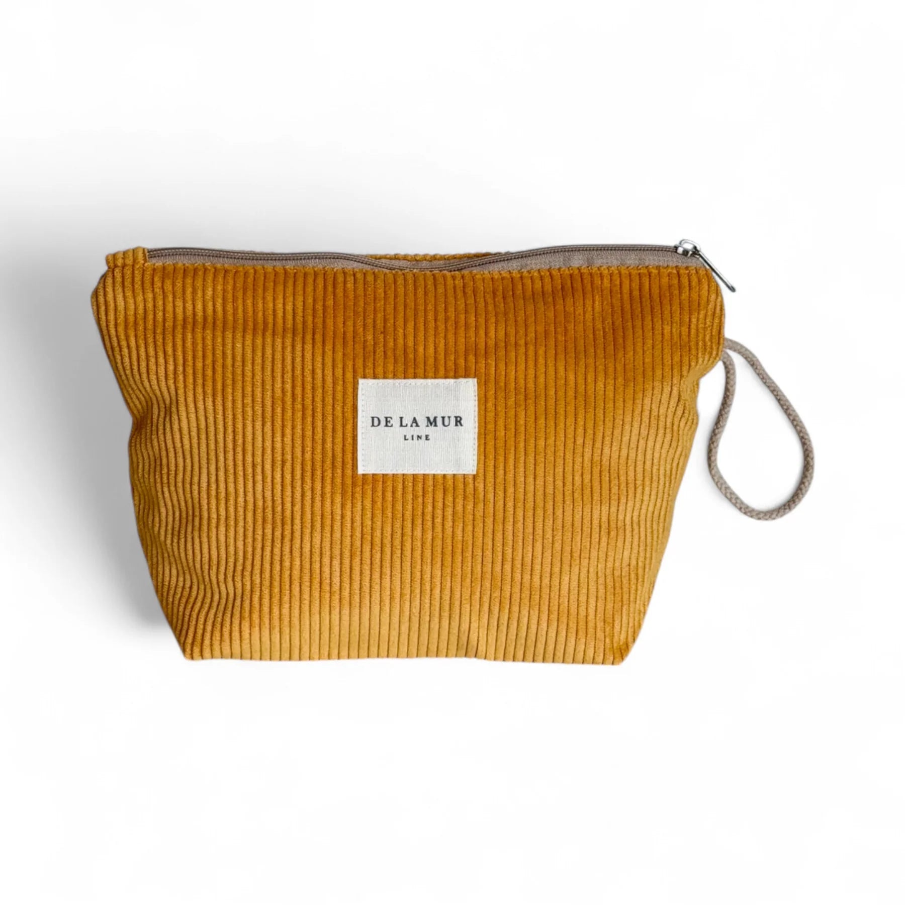 Neceser grande de pana mostaza con etiqueta De La Mur, vista frontal.