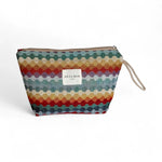 Neceser grande de jacquard con estampado geométrico multicolor y etiqueta De La Mur, vista frontal.