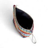 Interior del neceser grande de jacquard multicolor con forro gris.