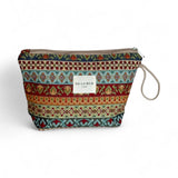 Neceser grande de jacquard con estampado de rayas multicolor y etiqueta De La Mur, vista frontal.