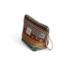 Neceser grande con diseño a rayas multicolor y asa lateral de cordón beige, vista lateral.