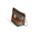 Neceser grande con diseño a rayas multicolor y asa lateral de cordón beige, vista lateral.