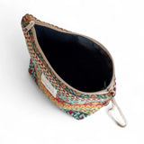 Interior del neceser grande a rayas multicolor con forro gris.