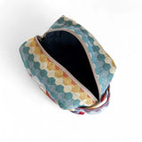 Neceser abierto de jacquard multicolor mostrando el interior forrado