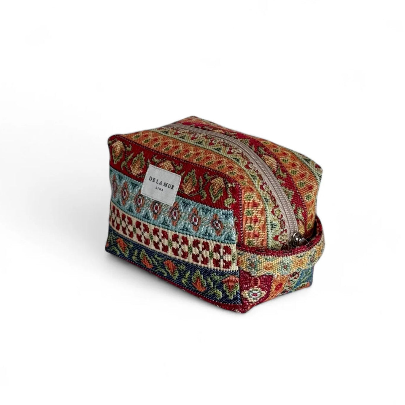 Neceser artesanal con estampado geométrico multicolor y asa lateral, vista lateral.