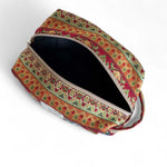 Interior del neceser mediano de jacquard multicolor con forro textil.