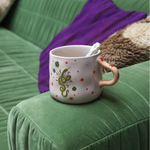 Taza de ceramica con estampado de serpiente y estrellas