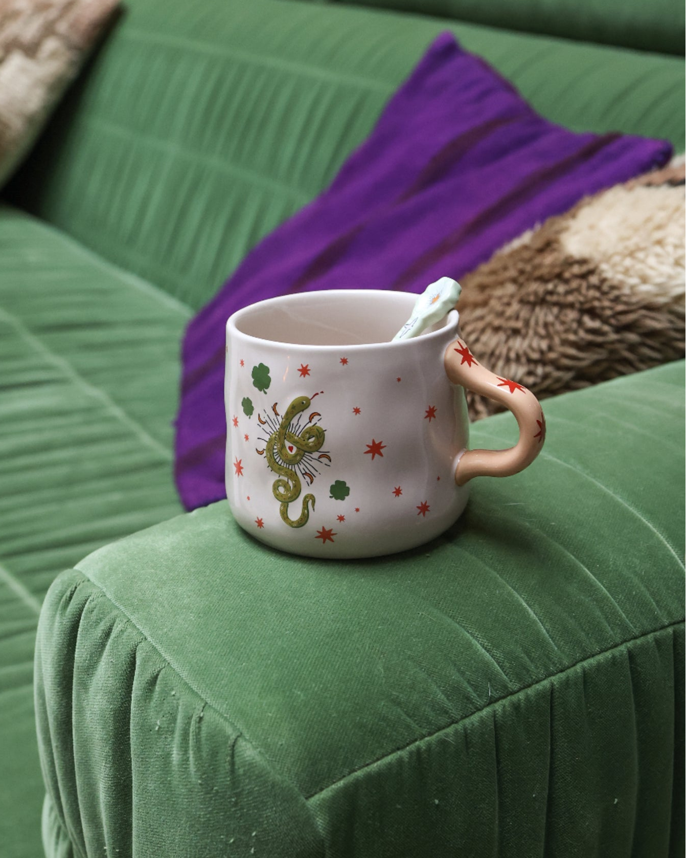 Taza de ceramica con estampado de serpiente y estrellas