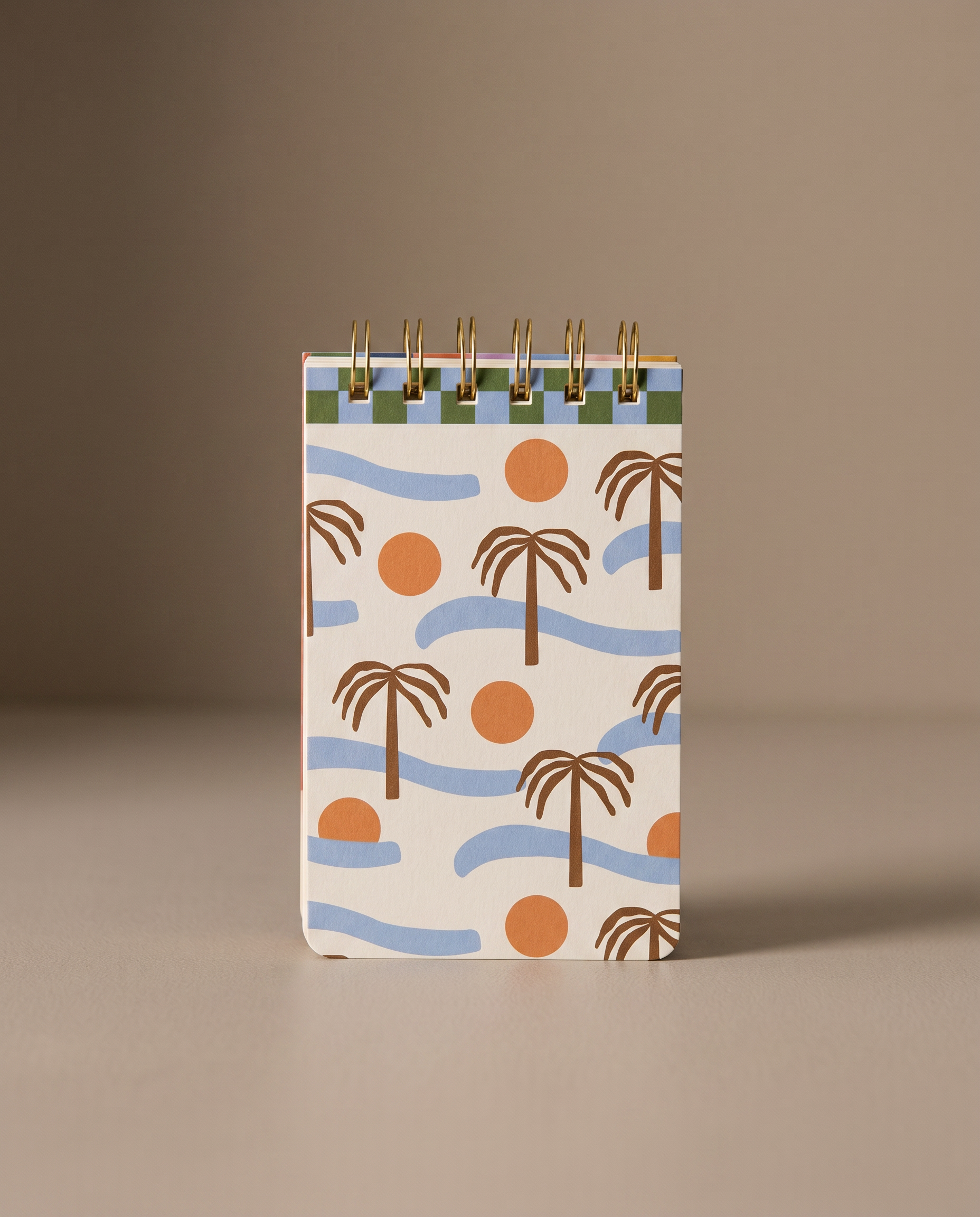 Bloc de notas Palm Beach con espiral dorada e ilustración de palmeras, olas y soles.