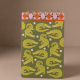 Bloc de notas Snake Garden con espiral dorada e ilustración de serpientes.