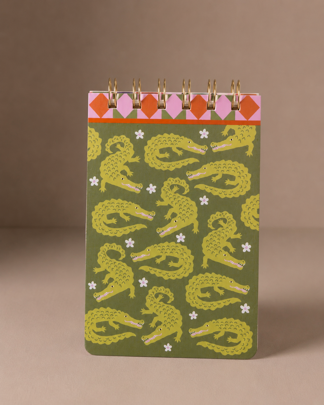 Bloc de notas Snake Garden con espiral dorada e ilustración de serpientes.