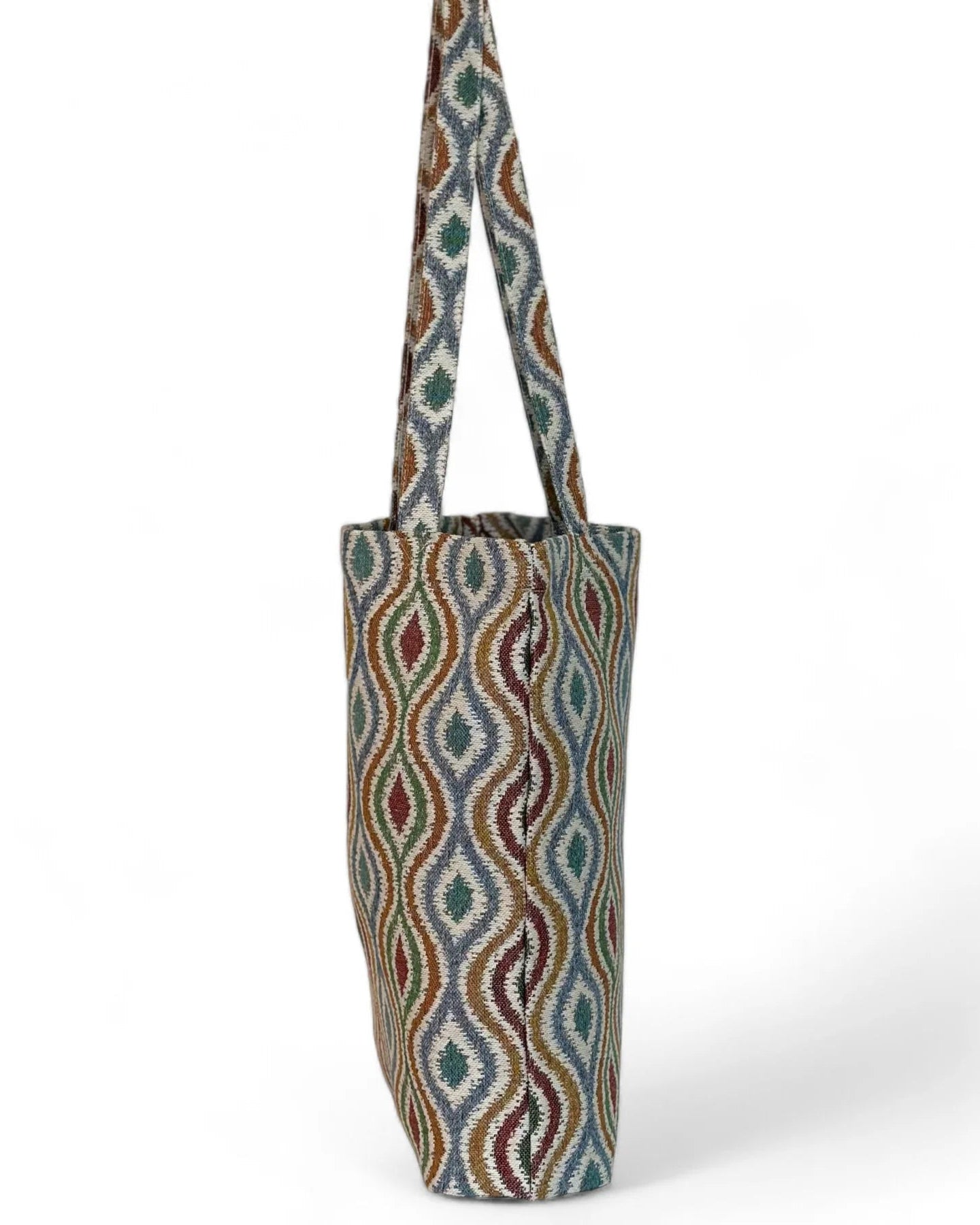 Bolsa tote colgada mostrando asas largas y patrón geométrico