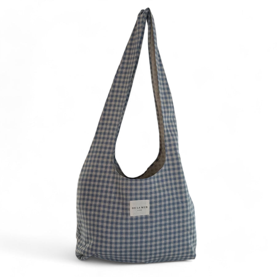 Bolsa ovalada con cuadros vichy azul y asas largas, vista frontal