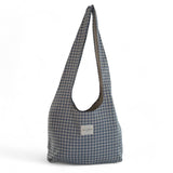 Bolsa ovalada con cuadros vichy azul y asas largas, vista frontal