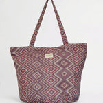 Bolsa shopper grande de jacquard geométrica en tonos lila, rosa y granate.