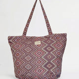 Bolsa shopper grande de jacquard geométrica en tonos lila, rosa y granate.