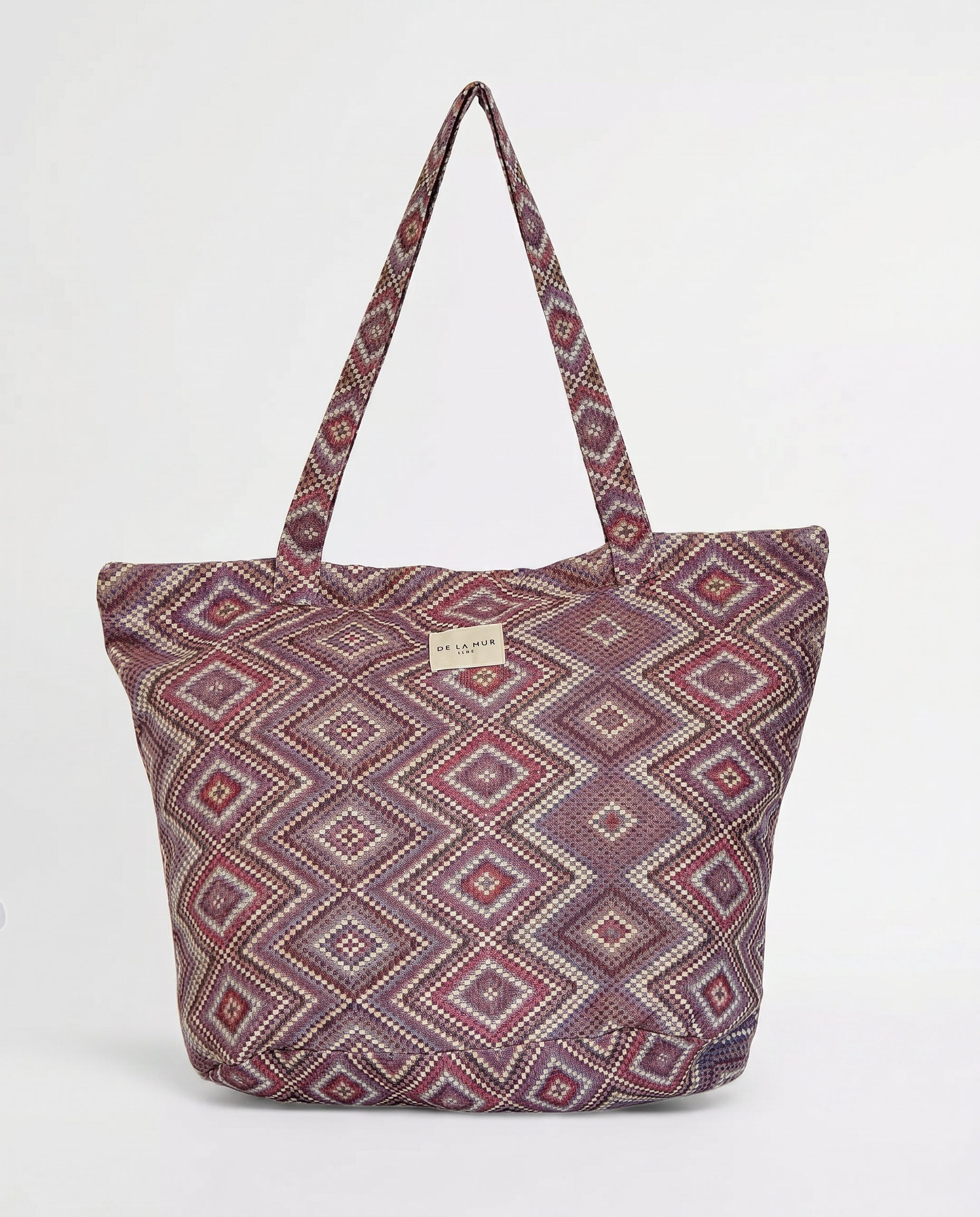 Bolsa shopper grande de jacquard geométrica en tonos lila, rosa y granate.