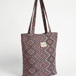 Bolsa shopper de jacquard geométrica en tonos lila, rosa y granate.
