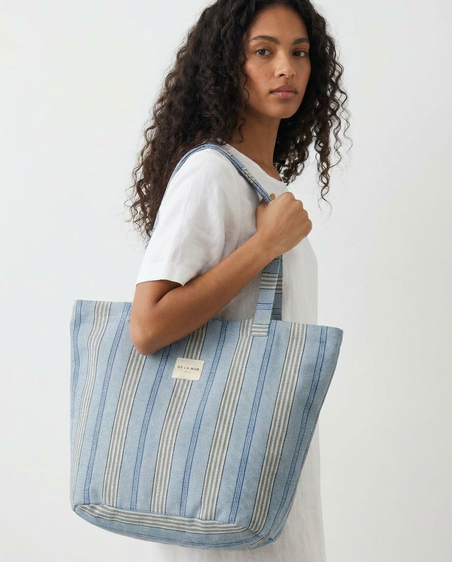 Bolsa shopper de jacquard con rayas azules, vista frontal.