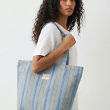 Bolsa shopper de jacquard con rayas azules, vista frontal.