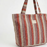 Bolsa shopper de jacquard con estampado de rayas en tonos rojo, lila y crudo, vista frontal.