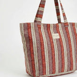 Bolsa shopper de jacquard con estampado de rayas en tonos rojo, lila y crudo, vista frontal.