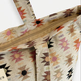Detalle del tejido jacquard y las asas de la bolsa tote.