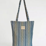 Bolsa tote de jacquard con estampado de rayas azules, vista frontal.