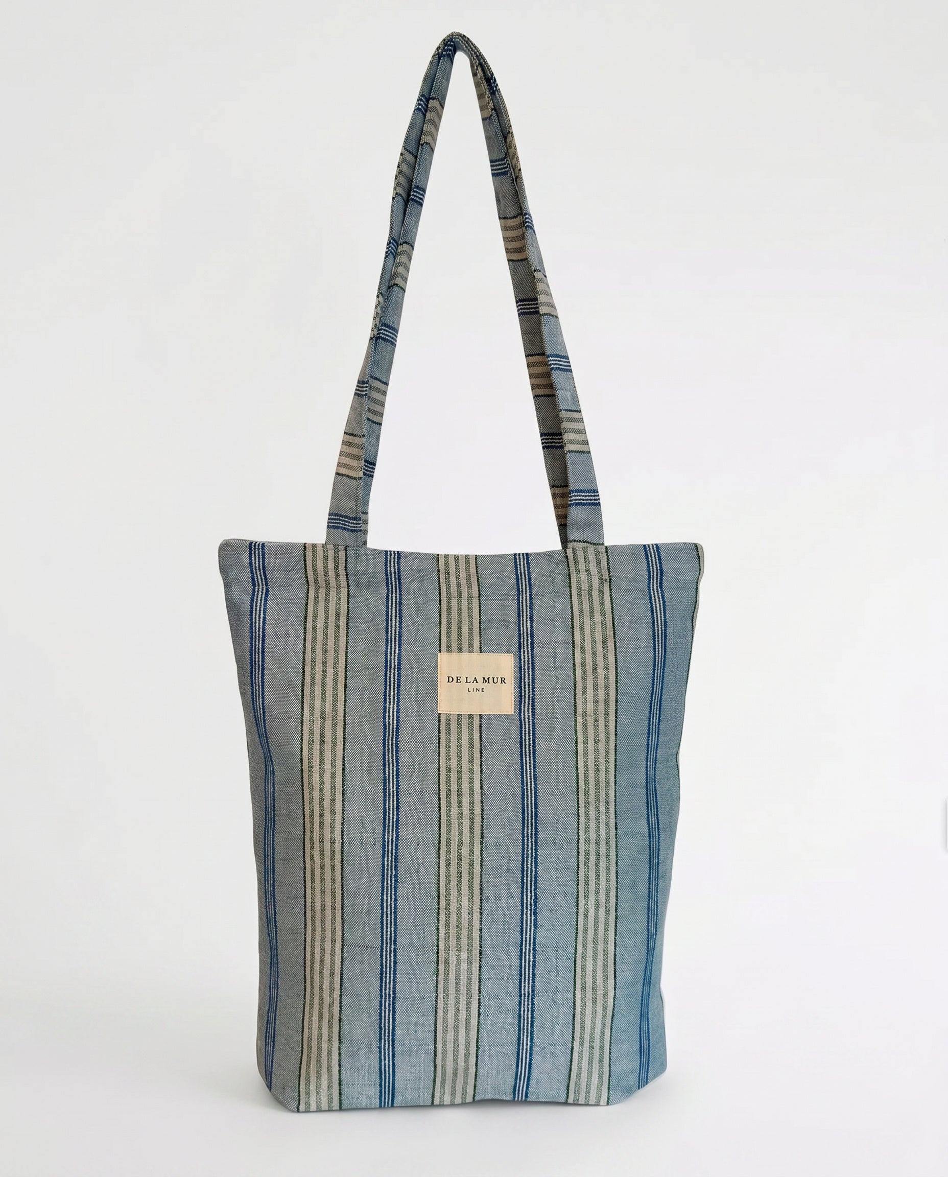 Bolsa tote de jacquard con estampado de rayas azules, vista frontal.