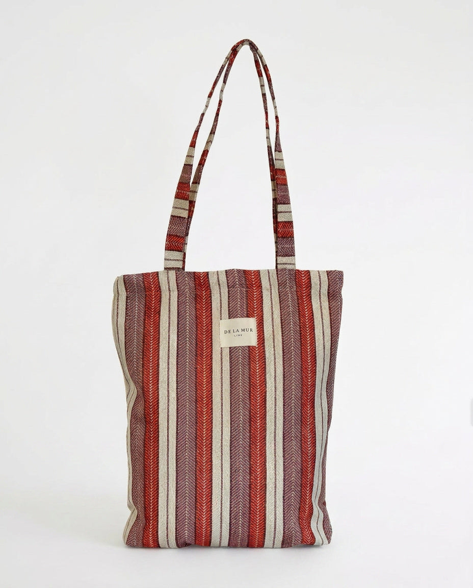 Vista frontal de la bolsa tote de jacquard con estampado de rayas.