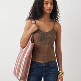 Bolsa tote de jacquard de rayas colgada al hombro.