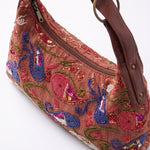 Vista lateral del bolso hobo vintage con bordados de peces y detalles de lentejuelas.