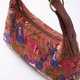 Vista lateral del bolso hobo vintage con bordados de peces y detalles de lentejuelas.