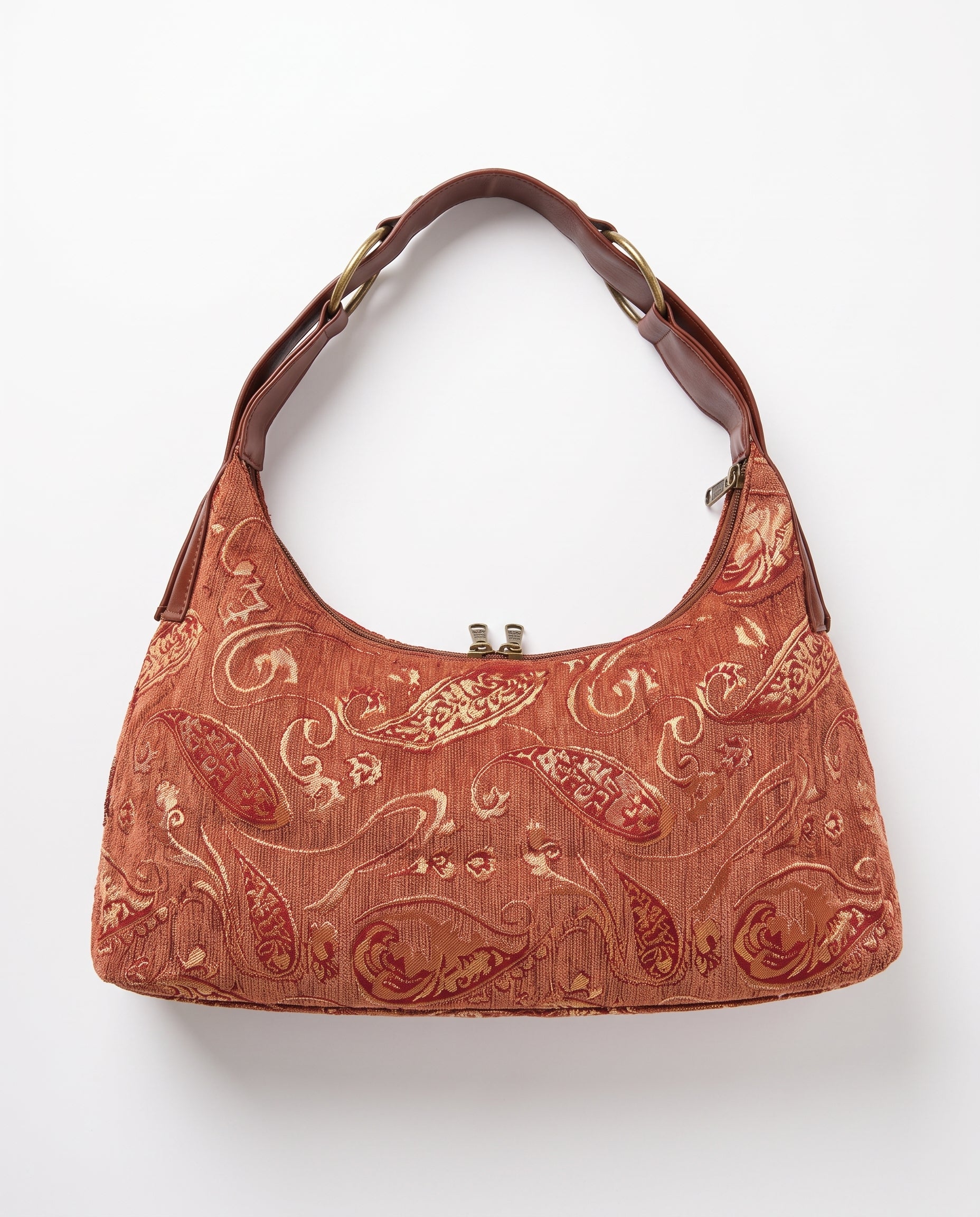 Parte trasera del bolso hobo vintage con estampado en relieve y asa regulable.