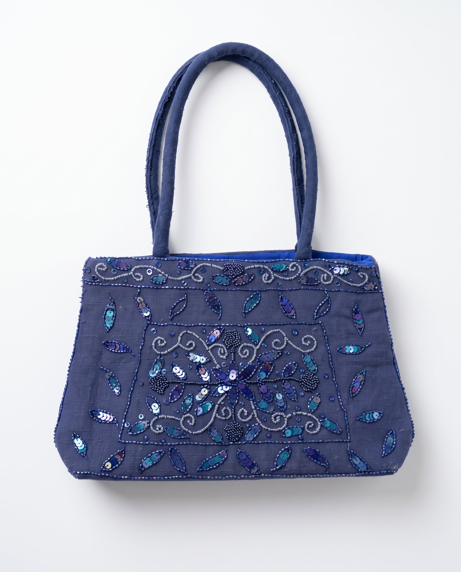 Imagen 1: Bolso vintage azul con bordados florales y lentejuelas en tonos azules.