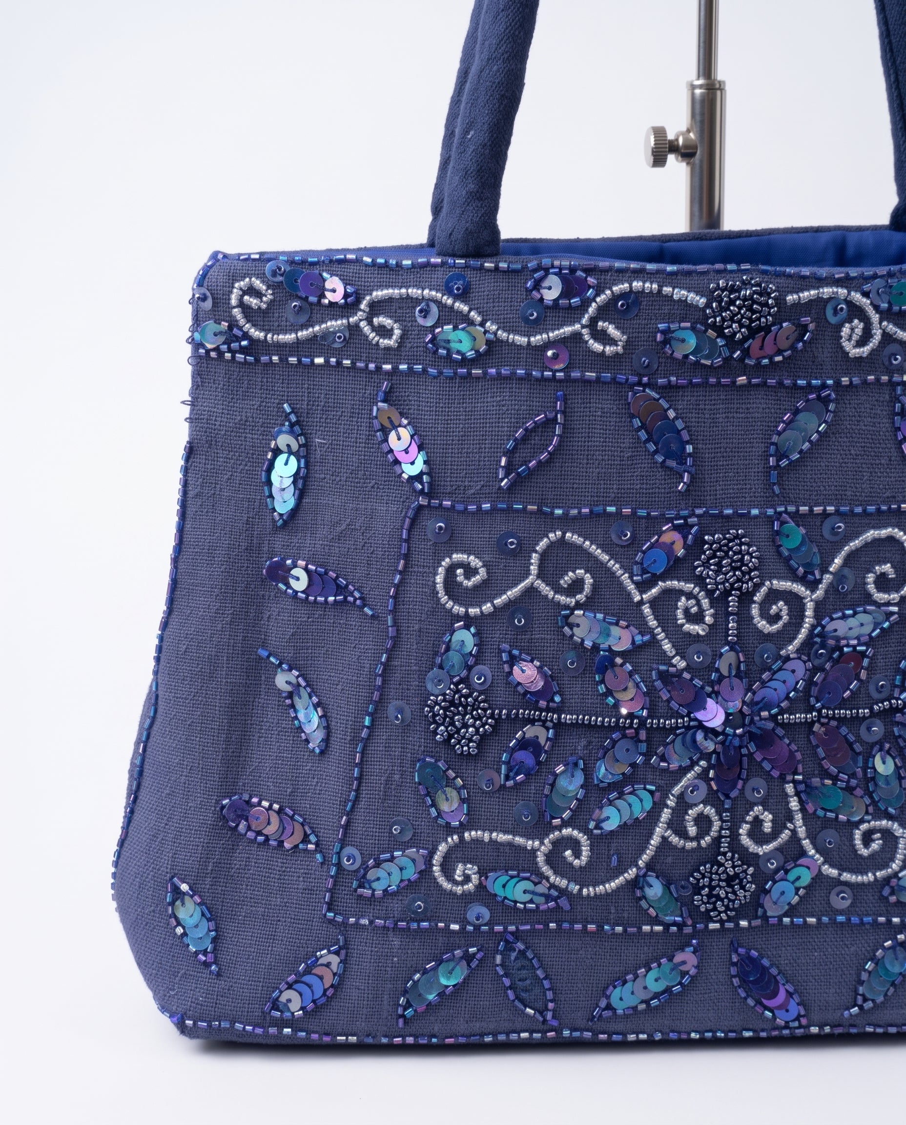 Imagen 2: Interior del bolso vintage azul con bordados y lentejuelas.